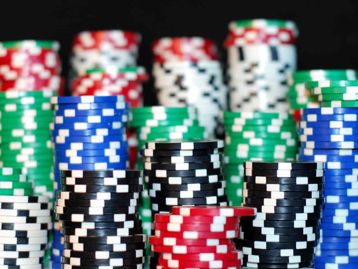 How do the profits of the best players depend on the poker room?