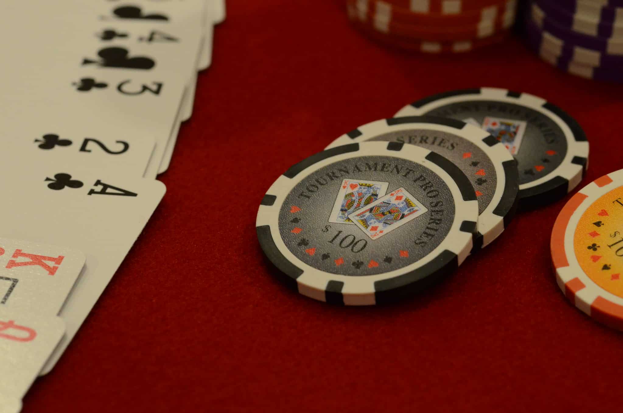 How long does a typical Casino Hold 'em game last?